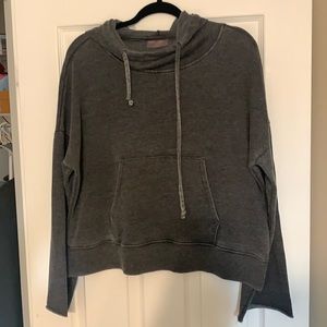 Cropped hoodie with front pocket